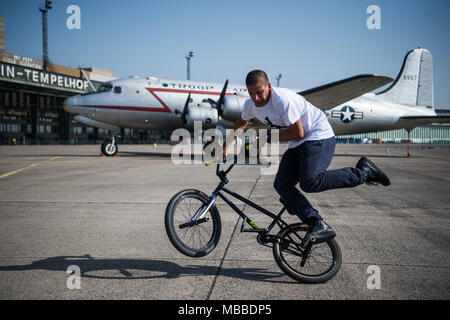 10 April 2018, Berlin, Deutschland: Camilo Gutierrez, einem professionellen BMX Biker zeigt seine Tricks auf dem Fahrrad. Das Fahrrad Festival' VeloBerlin" findet am 14. und 15. Mai, am airdock 5 des Flughafen Tempelhof. Foto: Arne Bänsch/dpa Stockfoto