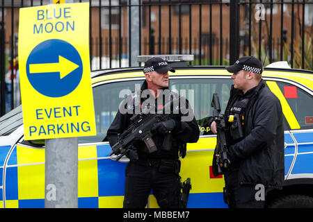 Manchester, Großbritannien. 10. April 2018. Die Polizei außerhalb des Stadions vor dem UEFA Champions League Viertelfinale Rückspiel zwischen Manchester City und Liverpool an der Etihad Stadium am 10. April 2018 in Manchester, England bewaffnet. Credit: PHC Images/Alamy leben Nachrichten Stockfoto