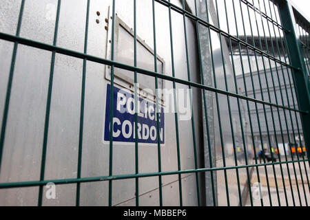 Manchester, Großbritannien. 10. April 2018. Eine stahl Polizei cordon trennt die Fans außerhalb der Erde vor der UEFA Champions League Viertelfinale Rückspiel zwischen Manchester City und Liverpool an der Etihad Stadium am 10. April 2018 in Manchester, England. Credit: PHC Images/Alamy leben Nachrichten Stockfoto