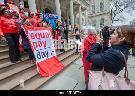 New York, USA. 10. April 2018. Aktivisten, Gemeindeleiter, Gewerkschafter und Politiker versammeln sich auf den Stufen des Rathauses in New York am Dienstag, 10. April 2018 gegen Ungleichheit zu sammeln, auf der 12. jährlichen Equal Pay Day. Frauen verdienen im Durchschnitt 89 Cent für jeden Dollar, den ihr männliches Pendant verdient. Credit: Richard Levine/Alamy leben Nachrichten Stockfoto