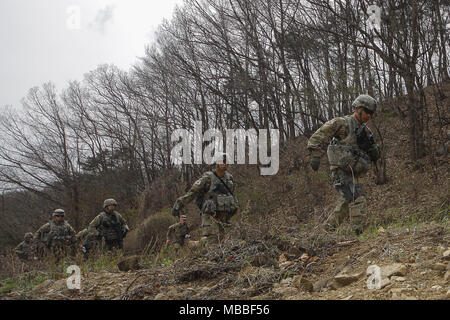 Dongducheon, Europa, Deutschland, Baden-Württemberg, Südkorea. 10 Apr, 2018. Us-KOR kombinieren Kraft nehmen teil an einer jährlichen besten Krieger Wettbewerb auf der US-Militärbasis Camp Casey im dongducheon, Südkorea. Die USA 2.Infanterie Division hält seine jährliche besten Krieger Wettbewerb, bei dem 25 Soldaten in einer Vielzahl von Veranstaltungen, sowohl körperlich als auch geistig Prüfung konkurrieren. Credit: Ryu Seung-Il/ZUMA Draht/Alamy leben Nachrichten Stockfoto