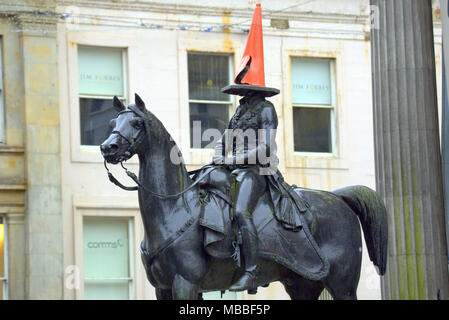 Glasgow, Schottland, Großbritannien, 10. April. UK Wetter: kegelspitze Mann Herzog von Wellington statue Goma, der Galerie der Modernen Kunst exchange square Miserablen nassen Tag mit verwahrlosten Duschen für Einheimische und Touristen in der Innenstadt. Gerard Fähre / alamy Nachrichten Stockfoto