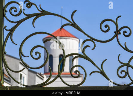 10 April 2018, Deutschland, Neuhardenberg: Blick durch eine eiserne Pforte in der Schinkel Kirche in Neuhardenberg. Foto: Patrick Pleul/dpa-Zentralbild/dpa Stockfoto