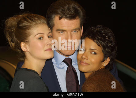 Pierce Brosnan des Pinewood Studios für den James Bond Film "Stirb an einem anderen Tag mit Rosamund Pike (links) und Halle Berry Stockfoto