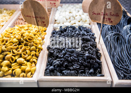 Nahaufnahme des schwarzen Tintenfisch Spirale fusilli pasta Nudeln frisches rohes ungekocht Kohle in italienische Gourmet Markt, Zeichen für Curry conchiglie Muscheln Stockfoto