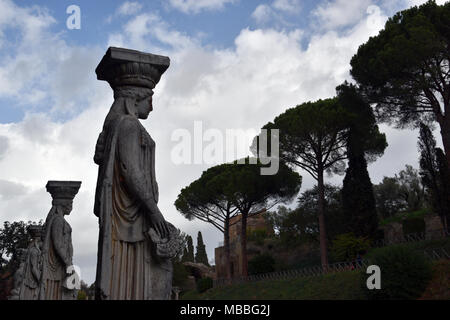 Statuen an den Canopus Kanal an die Hadriansvilla, Tivoli Italien. Die villa wurde gebaut, als Rückzug bei Tibur für Römische Kaiser Hadrian während des Zweiten ein Stockfoto
