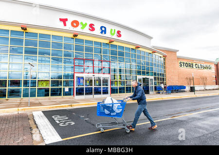 Sterling, Vereinigte Staaten - 4 April 2018: Toys R US store in Fairfax County, Virginia für Kinder shop außen Eingang mit Vorzeichen, Logo, Türen, schließen, o Stockfoto