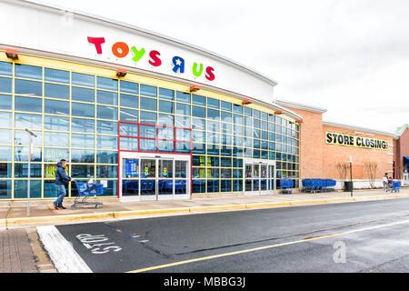Sterling, Vereinigte Staaten - 4 April 2018: Toys R US store in Fairfax County, Virginia für Kinder shop außen Eingang mit Vorzeichen, Logo, Türen, schließen, o Stockfoto