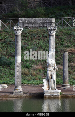 Statuen an den Canopus Kanal an die Hadriansvilla, Tivoli Italien. Die villa wurde gebaut, als Rückzug bei Tibur für Römische Kaiser Hadrian während des Zweiten ein Stockfoto