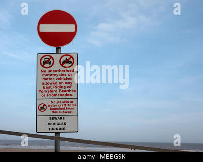 Kein Eintrittschild für Fahrzeuge an der Küste von Bridlington, East Ridings of Yorkshire, England, Vereinigtes Königreich Stockfoto