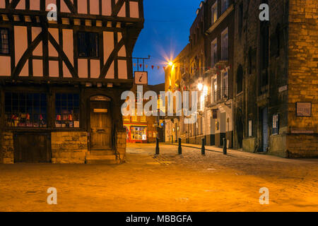 Die mittelalterlichen Gebäude der steilen Hügel, Lincoln. Lincolnshire, Großbritannien während der Blauen Stunde vor Sonnenaufgang. Stockfoto