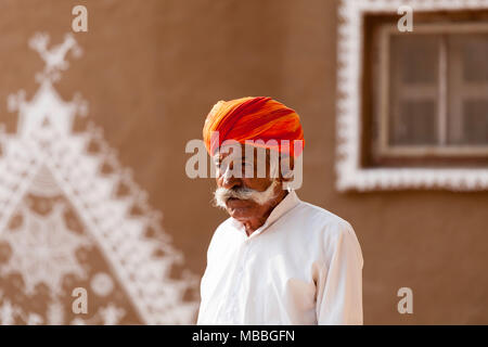 Älterer Rajasthani-Mann mit orangefarbenem Turban, Bezirk Jhunjhunu, Rajasthan, Indien. Stockfoto