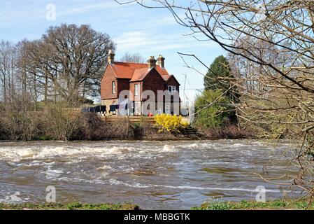 Der Fluss Wey in der Flut an Walsham wehr Ripley Surrey England Großbritannien Stockfoto