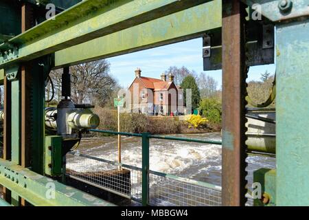 Der Fluss Wey in der Flut an Walsham wehr Ripley Surrey England Großbritannien Stockfoto
