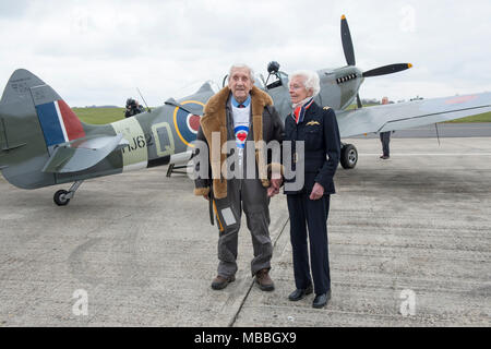 RAF WW 11 Veteranen Spitfire pilot Allan Scott 96 und Air Transport auxiliary Officer Mary Ellis 101 der 100. Jahrestag Feier der RAF mit einer Flypast in einem Spitfire Flugzeuge feiern. Stockfoto