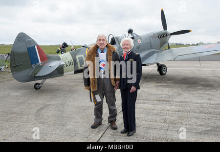 RAF WW 11 Veteranen Spitfire pilot Allan Scott 96 und Air Transport auxiliary Officer Mary Ellis 101 der 100. Jahrestag Feier der RAF mit einer Flypast in einem Spitfire Flugzeuge feiern. Stockfoto