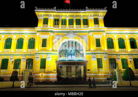 18. Februar 2015. Ho Chi Minh, Vietnam. Das Äußere und die Uhr des Ho Chi Minh, Saigon, City Central Post Office ist Abends beleuchtet im Süden Vietna Stockfoto