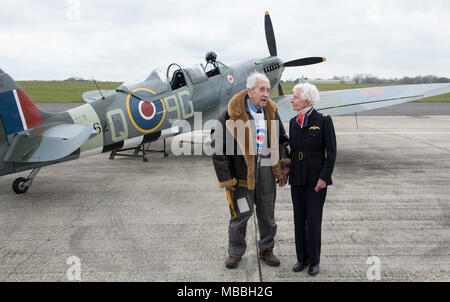 RAF WW 11 Veteranen Spitfire pilot Allan Scott 96 und Air Transport auxiliary Officer Mary Ellis 101 der 100. Jahrestag Feier der RAF mit einer Flypast in einem Spitfire Flugzeuge feiern. Stockfoto