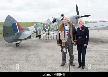 RAF WW 11 Veteranen Spitfire pilot Allan Scott 96 und Air Transport auxiliary Officer Mary Ellis 101 der 100. Jahrestag Feier der RAF mit einer Flypast in einem Spitfire Flugzeuge feiern. Stockfoto