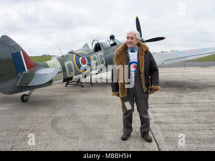 Ehemalige Welt Krieg 11 Squadron Leader 96 Jahre Allan Scott DFM-nimmt, um die Luft in einem Spitfire Flugzeuge zu helfen, die der 100. Jahrestag der RAF zu feiern. Stockfoto