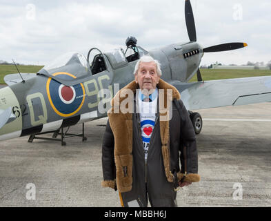 Ehemalige Welt Krieg 11 Squadron Leader 96 Jahre Allan Scott DFM-nimmt, um die Luft in einem Spitfire Flugzeuge zu helfen, die der 100. Jahrestag der RAF zu feiern. Stockfoto