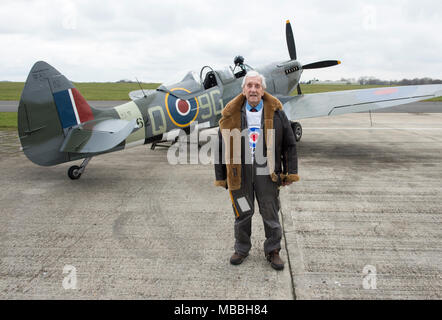 Ehemalige Welt Krieg 11 Squadron Leader 96 Jahre Allan Scott DFM-nimmt, um die Luft in einem Spitfire Flugzeuge zu helfen, die der 100. Jahrestag der RAF zu feiern. Stockfoto