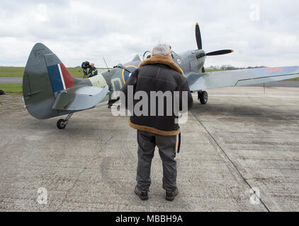 Ehemalige Welt Krieg 11 Squadron Leader 96 Jahre Allan Scott DFM-nimmt, um die Luft in einem Spitfire Flugzeuge zu helfen, die der 100. Jahrestag der RAF zu feiern. Stockfoto