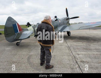 Ehemalige Welt Krieg 11 Squadron Leader 96 Jahre Allan Scott DFM-nimmt, um die Luft in einem Spitfire Flugzeuge zu helfen, die der 100. Jahrestag der RAF zu feiern. Stockfoto