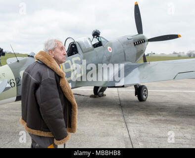 Ehemalige Welt Krieg 11 Squadron Leader 96 Jahre Allan Scott DFM-nimmt, um die Luft in einem Spitfire Flugzeuge zu helfen, die der 100. Jahrestag der RAF zu feiern. Stockfoto