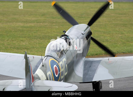 Ehemalige Welt Krieg 11 Squadron Leader 96 Jahre Allan Scott DFM-nimmt, um die Luft in einem Spitfire Flugzeuge zu helfen, die der 100. Jahrestag der RAF zu feiern. Stockfoto