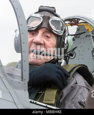 Ehemalige Welt Krieg 11 Squadron Leader 96 Jahre Allan Scott DFM-nimmt, um die Luft in einem Spitfire Flugzeuge zu helfen, die der 100. Jahrestag der RAF zu feiern. Stockfoto