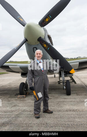 Ehemalige Welt Krieg 11 Squadron Leader 96 Jahre Allan Scott DFM-nimmt, um die Luft in einem Spitfire Flugzeuge zu helfen, die der 100. Jahrestag der RAF zu feiern. Stockfoto