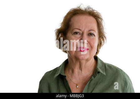 Portrait von lächelnden älteren Frau gegen weißen Hintergrund Stockfoto