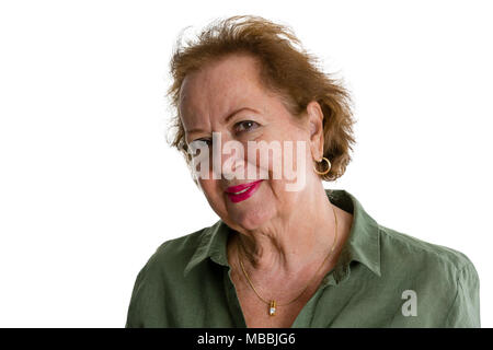 Portrait von lächelnden älteren Dame gegen den weißen Hintergrund Stockfoto