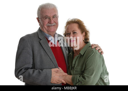 Studio Portrait von fröhlichen älteren Ehepaar vor weißem Hintergrund Stockfoto