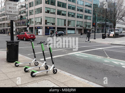 ILmeBike dockless Elektroroller die Innenstadt von Washington, DC. Hinweis Reiter auf die Straße. LimeBike ist eines von mehreren dockless Bike unternehmen in DC; Stockfoto