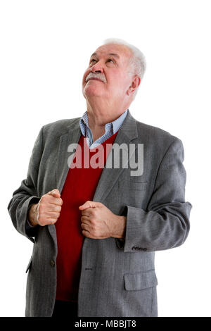 Ältere Menschen im Ruhestand Mann, greifen die Revers seiner Jacke, mit einem ernsten nachdenklichen Ausdruck isoliert auf weißem Stockfoto