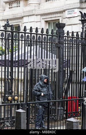 Eingang zur Downing Street in London, England. Startseite des britischen Premierministers. Zeigt Sicherheit Tore und Sicherheitspersonal. Stockfoto