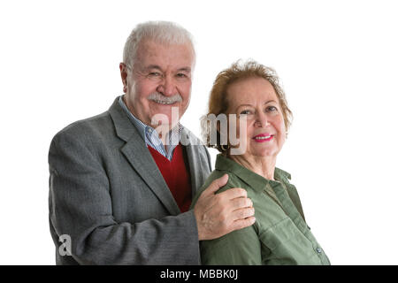 Freundlich aussehenden Senior paar Portrait auf weißem Hintergrund, wo grauhaarige alte Mann hält ältere Frau von ihren Schultern isoliert. Beide auf der Suche nach einem Stockfoto