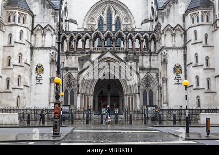 Die Royal Courts of Justice auf der Faser in London, England. Stockfoto