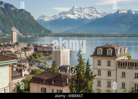 Stadtzentrum von Montreux und Genfersee im Hintergrund, Schweiz Stockfoto