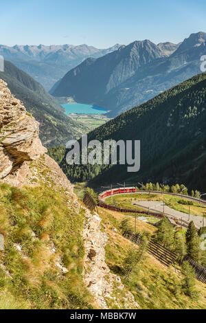 Bergbahn auf der Alp Gruem, im Hintergrund der Valposchiavo, Engadin, Schweiz Stockfoto