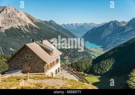 Die Hütte auf Alp Gruem, mit dem Puschlav im Hintergrund, Engadin, Schweiz Stockfoto
