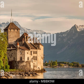 Das Schloss Chillon (Château de Chillon) befindet sich am Ufer des Genfer Sees in Montreux; Schweiz Stockfoto