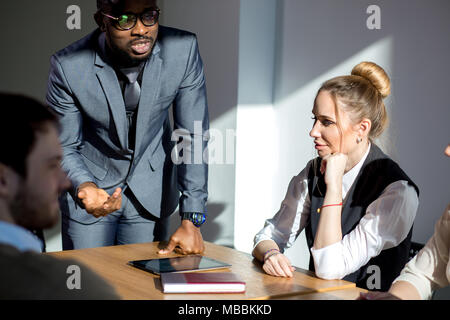 Geschäft Leute hören, Marketing professionelle afrikanische Redner Präsentation Stockfoto