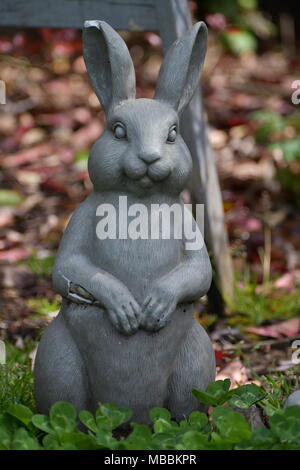 Stone bunny Chillin' im Garten Stockfoto