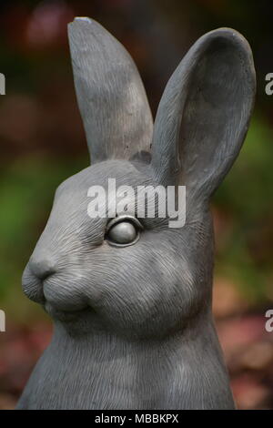 Stone bunny Chillin' im Garten Stockfoto