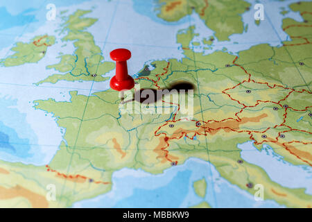 Red Pin auf einer Karte nach Paris. Stockfoto