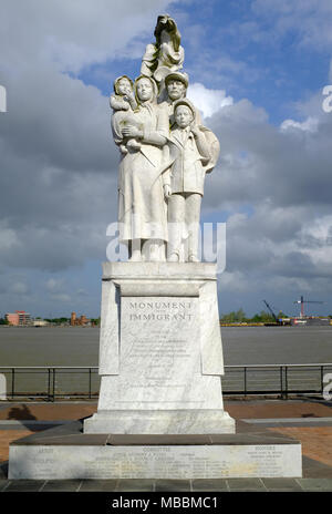Denkmal für die Zugewanderten Statue in New Orleans, Louisiana. Marmorstatue eines weiblichen Muse und einer Zuwandererfamilie Stockfoto
