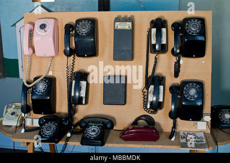 Blackwater, Missouri. - Missouri Museum von unabhängigen Telefon Pioniere. Auswahl der alten Rotary Telefone im Museum. Stockfoto